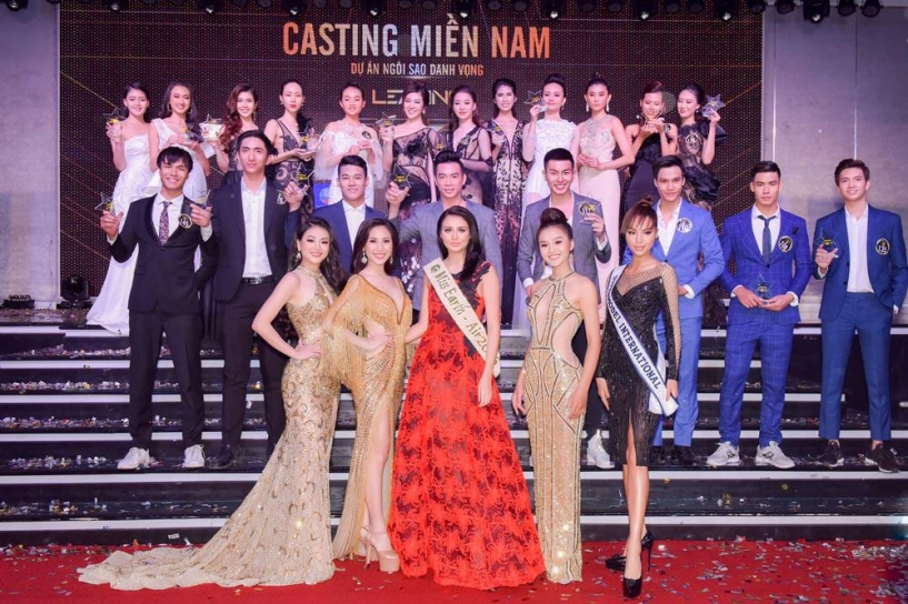 Siêu mẫu anh thư hà kiều anh đọ vẻ gợi cảm với váy trễ vai - 12