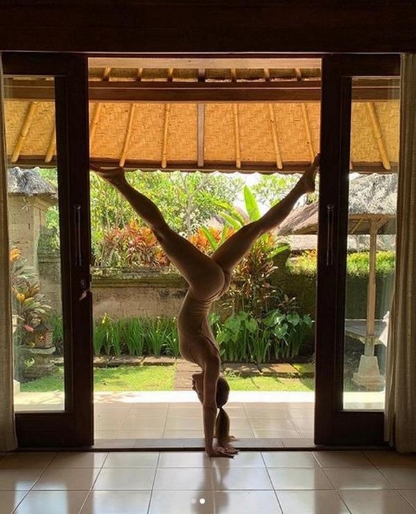 Táo bạo và gợi cảm ai cũng nghĩ mỹ nhân này tập yoga với tinh thần nude vì thiên nhiên - 4