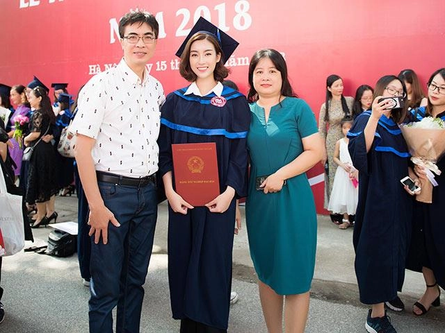 Thảm đỏ hhvn 2018 đỗ mỹ linh diện váy đổi màu nam em nở nang bất ngờ - 11