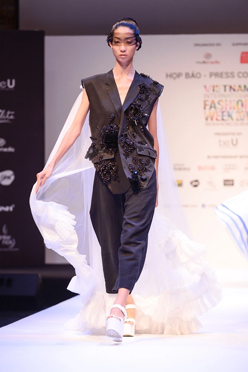 Thanh hằng giản dị vẫn sáng bừng tại họp báo vietnam international fw - 10
