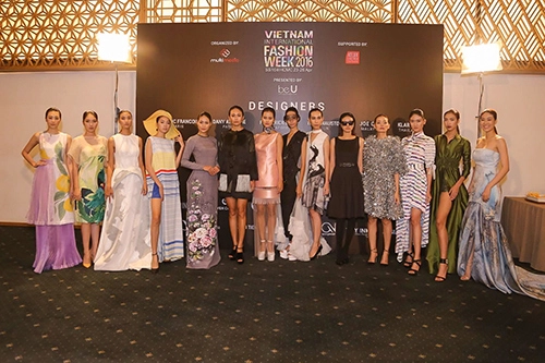 Thanh hằng giản dị vẫn sáng bừng tại họp báo vietnam international fw - 12