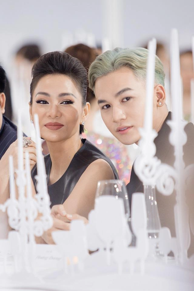 Thấp nhất trong dàn chân dài thu minh khiến đối thủ lép vế vì khối hàng hiệu vác lên người - 10