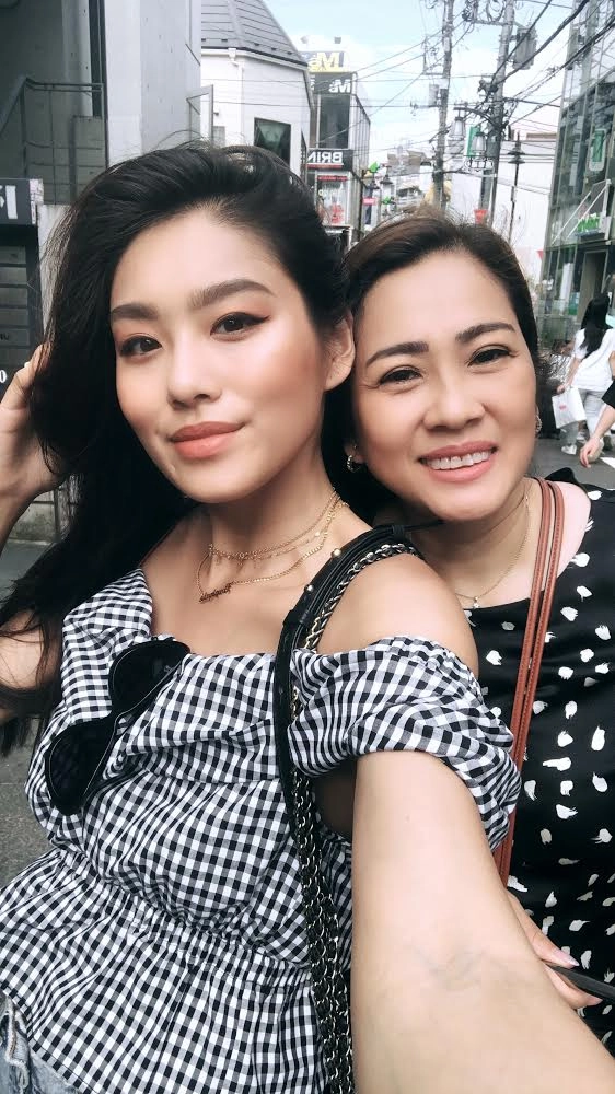 Thật bất ngờ mẹ của thành viên hội con nhà giàu có tới 4 người con và mặc cực trẻ - 3