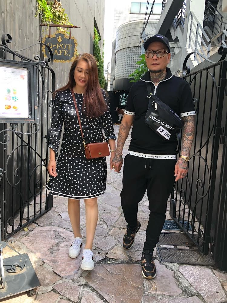 Thật bất ngờ mẹ của thành viên hội con nhà giàu có tới 4 người con và mặc cực trẻ - 16