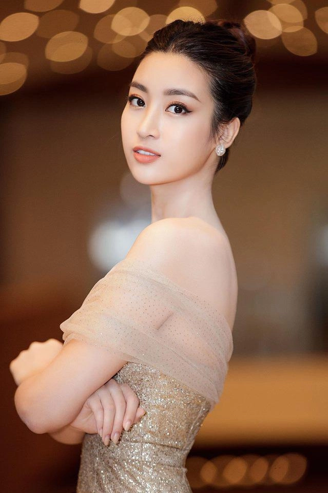 Tiểu vy lần đầu diện váy xẻ đùi ở miss world đỗ mỹ linh cũng phải kêu trời - 3