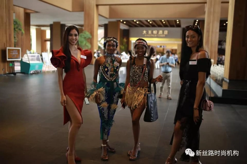 Tiểu vy lần đầu diện váy xẻ đùi ở miss world đỗ mỹ linh cũng phải kêu trời - 5