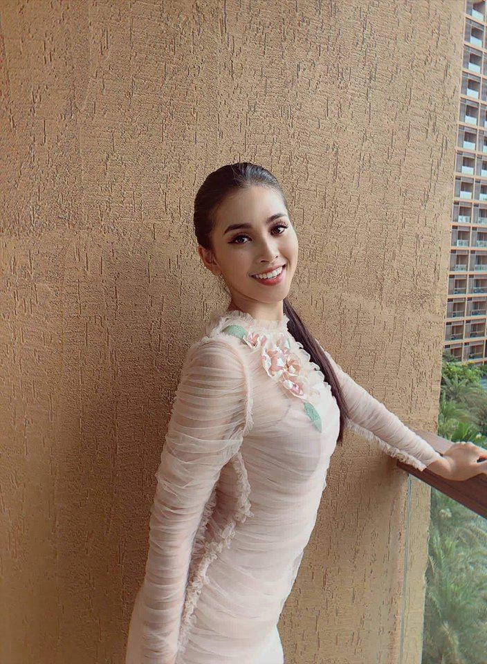 Tiểu vy lần đầu diện váy xẻ đùi ở miss world đỗ mỹ linh cũng phải kêu trời - 8