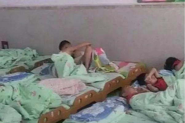Tỉnh dậy giữa đêm nhìn thấy cảnh bố mẹ trên giường đứa bé làm chuyện khủng khiếp ở trường - 2