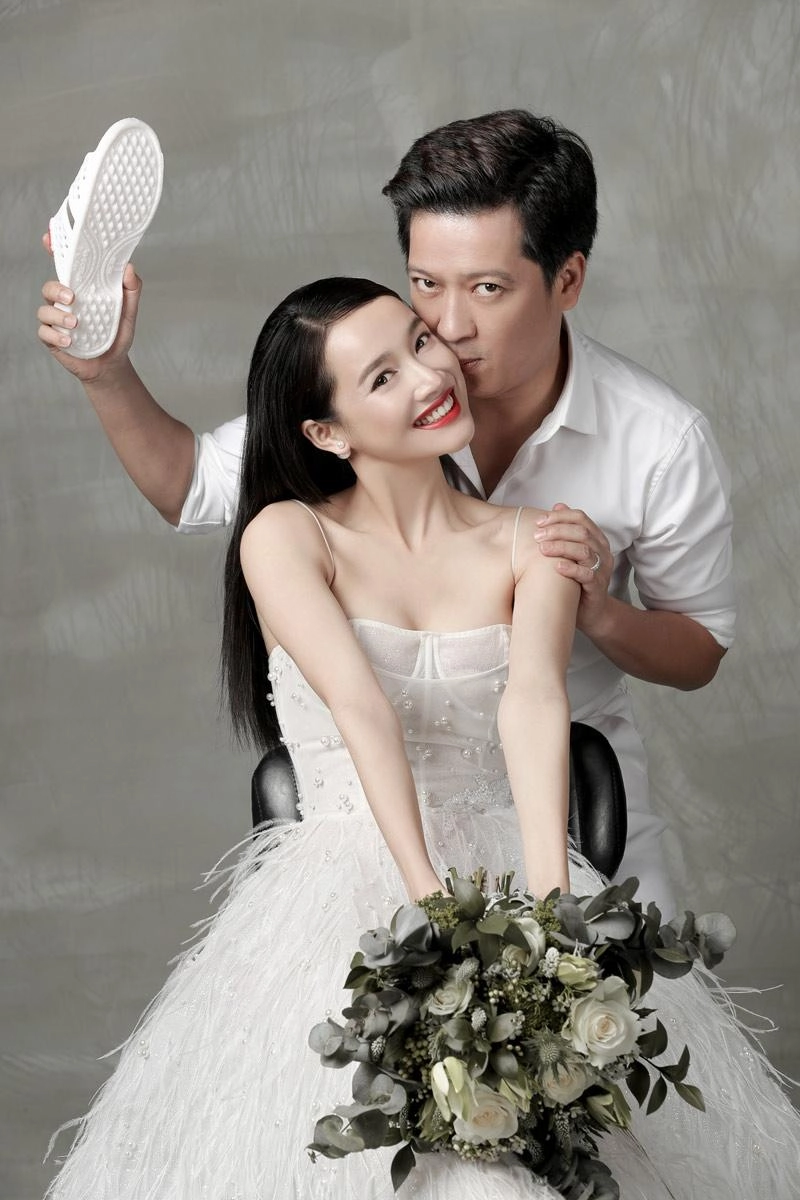 Toàn bộ ảnh cưới cặp đôi nhã phương - trường giang độc nhất vô nhị với dép tổ ong 20k - 4