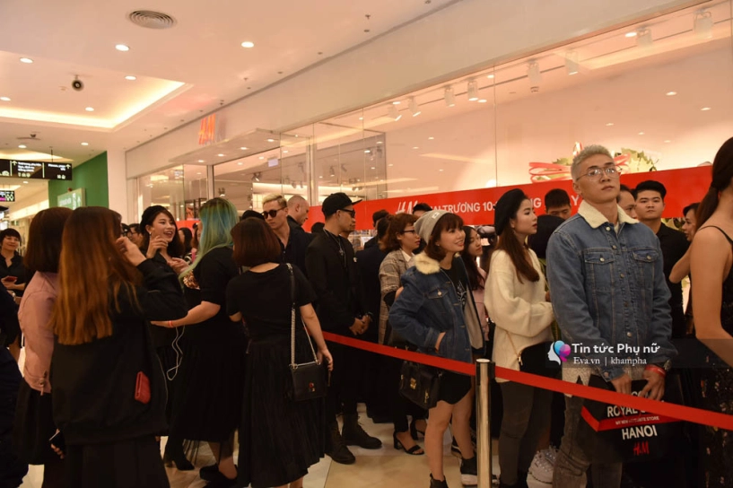 Toàn khách vip mà vẫn phải xếp hàng dài chờ đợi mua đồ bình dân của h - 1