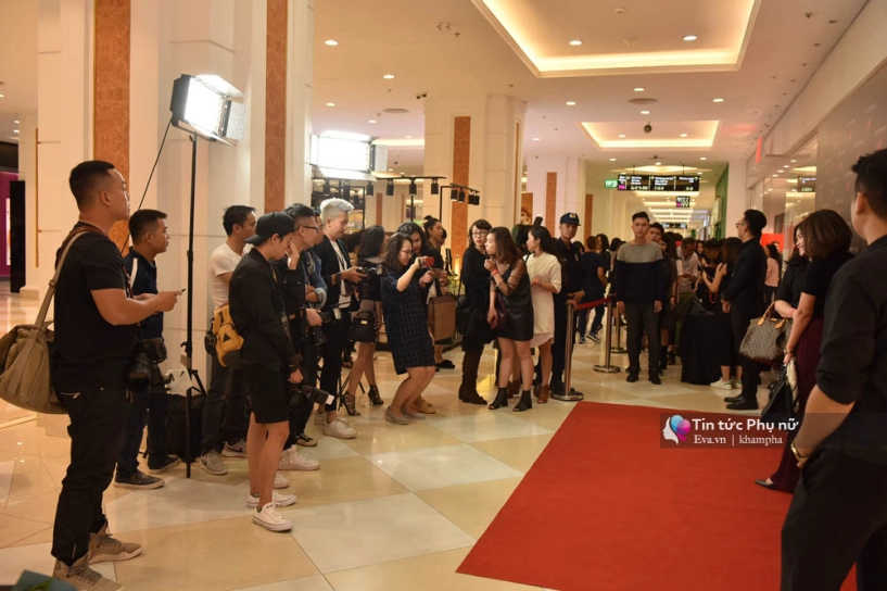 Toàn khách vip mà vẫn phải xếp hàng dài chờ đợi mua đồ bình dân của h - 3