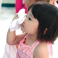 Trẻ bị đau mắt đỏ kiêng gì và ăn gì nhanh khỏi - 7