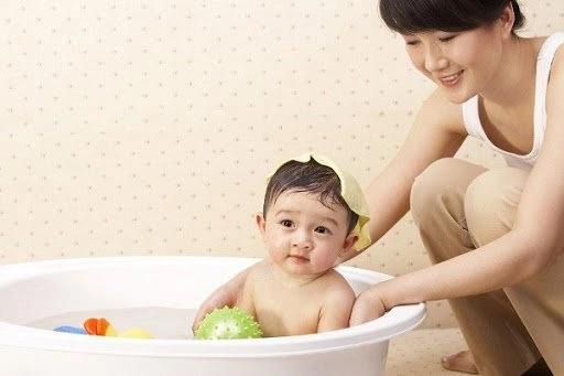 Trẻ sốt mọc răng những sai lầm của cha mẹ và hướng dẫn chăm sóc bé đúng cách - 1