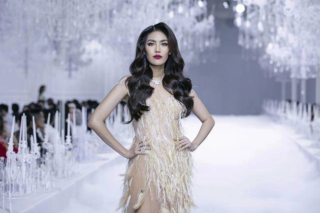 Trong suốt đến mức gây hiểu lầm bộ váy của hà hồ khiến người nhìn giật mình thon thót - 4
