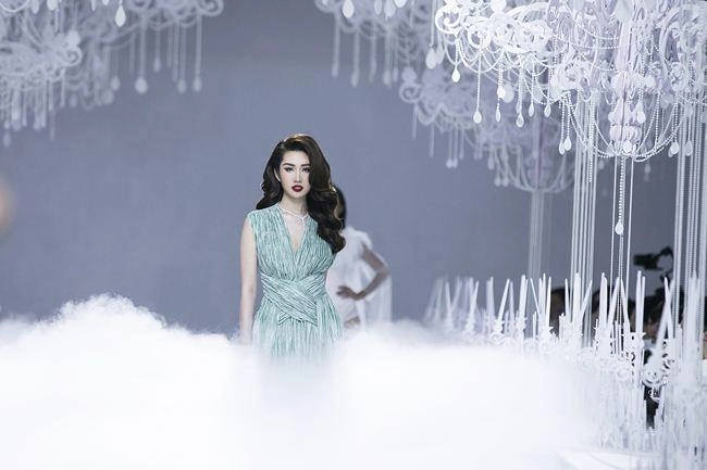 Trong suốt đến mức gây hiểu lầm bộ váy của hà hồ khiến người nhìn giật mình thon thót - 5