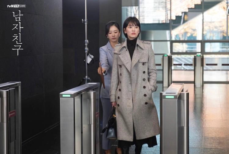 Từ trang phục đến phụ kiện đều đẹp xuất sắc song hye kyo đang đóng phim hay diễn thời trang - 1