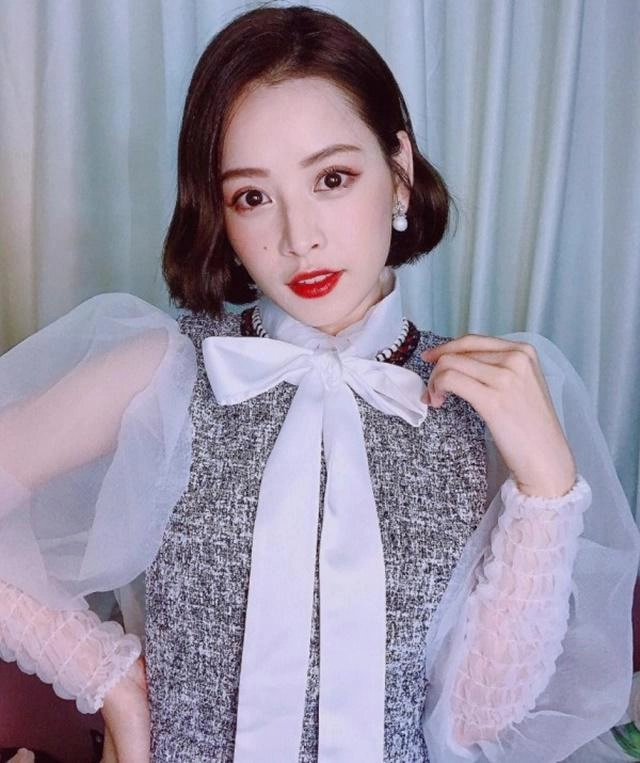 Từng bị chê quê mùa kiểu áo này lại được hương giang minh hằng rửa phèn đẹp hết hồn - 3