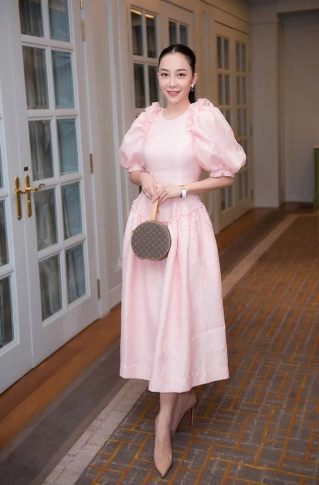 Từng bị chê quê mùa kiểu áo này lại được hương giang minh hằng rửa phèn đẹp hết hồn - 9