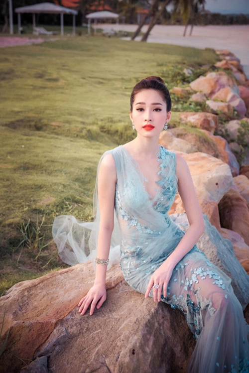 Váy mỏng như sương sao việt khiến người đối diện căng mắt vì tò mò - 7