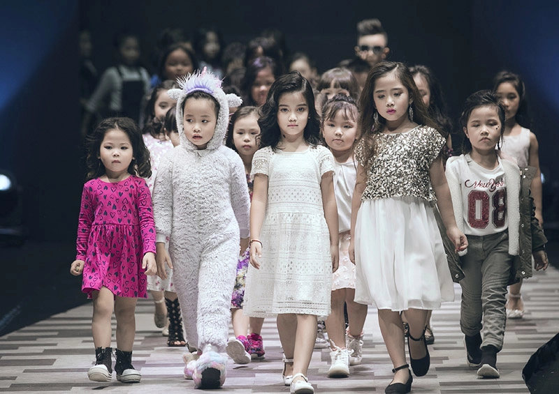 Vũ cát tường bất ngờ làm mẫu cùng loạt mẫu tí hon - 9