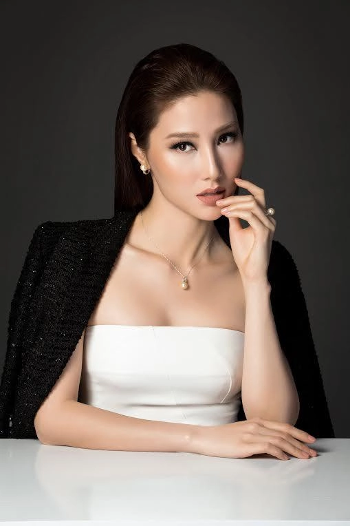 Vừa đăng quang á hậu mâu thuỷ đã đọ dáng nóng bỏng với diễm my - 5