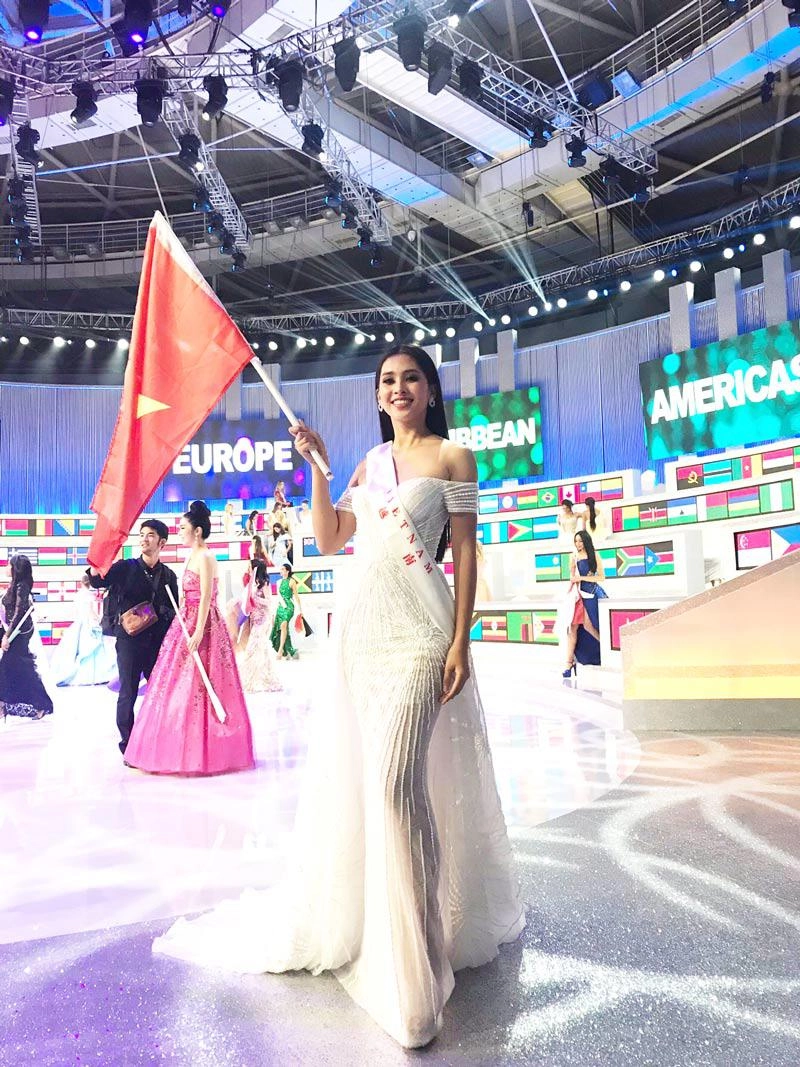 Vừa vào top 30 miss world tiểu vy diện váy xẻ ngực sâu hút khoe vòng một tuyệt mỹ - 1