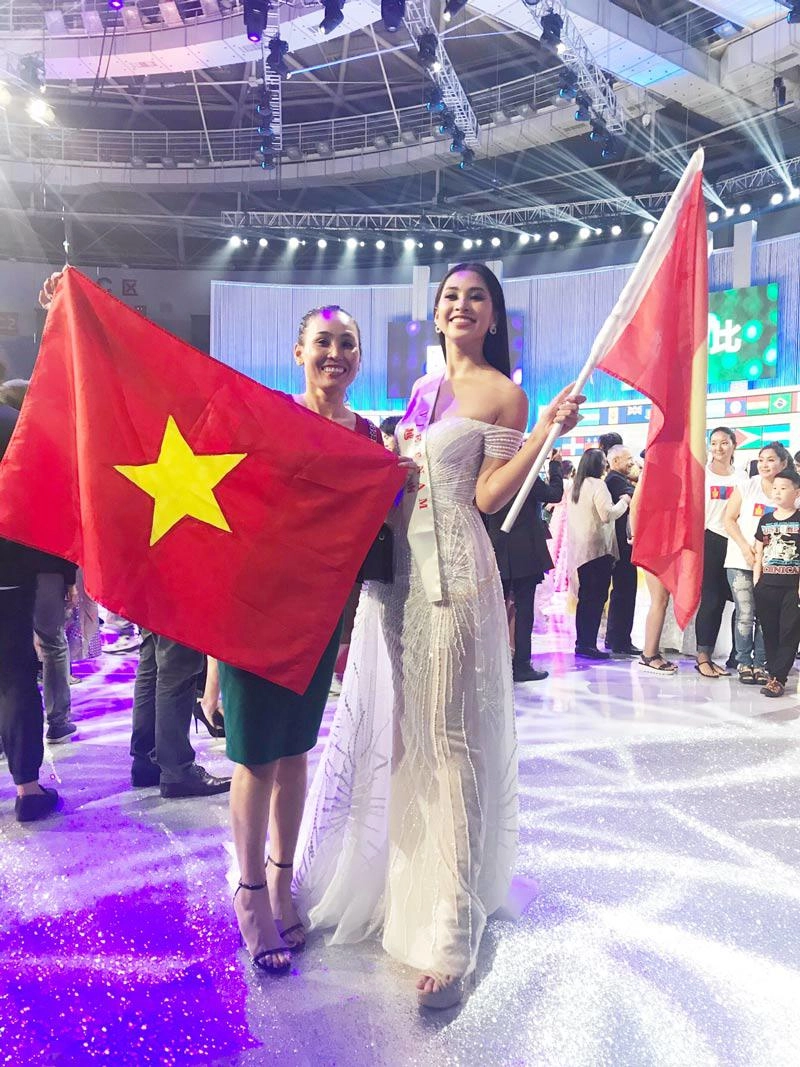 Vừa vào top 30 miss world tiểu vy diện váy xẻ ngực sâu hút khoe vòng một tuyệt mỹ - 2