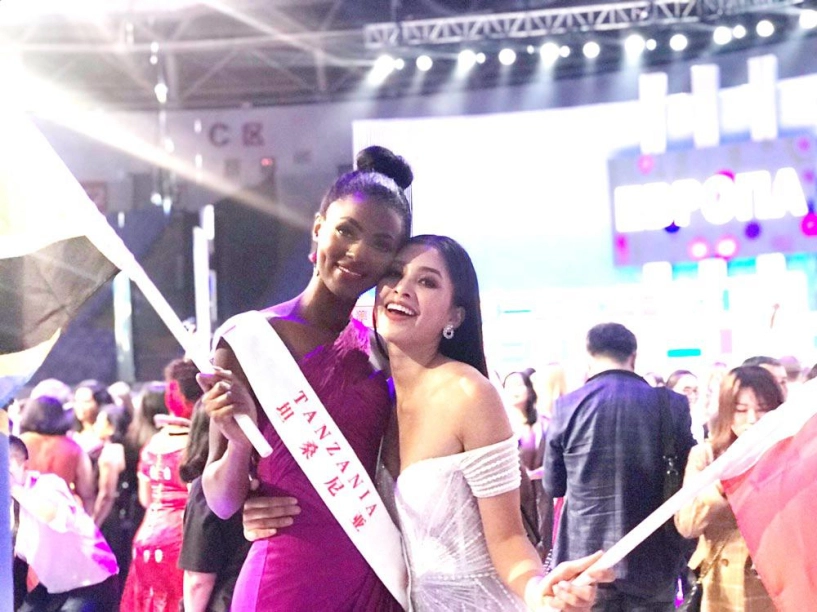 Vừa vào top 30 miss world tiểu vy diện váy xẻ ngực sâu hút khoe vòng một tuyệt mỹ - 3