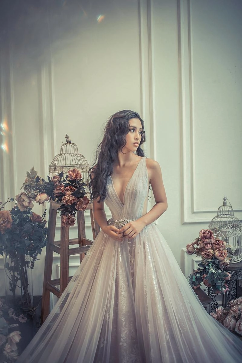 Vừa vào top 30 miss world tiểu vy diện váy xẻ ngực sâu hút khoe vòng một tuyệt mỹ - 4