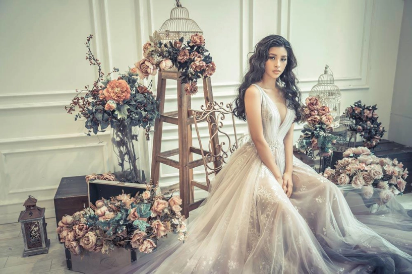 Vừa vào top 30 miss world tiểu vy diện váy xẻ ngực sâu hút khoe vòng một tuyệt mỹ - 5