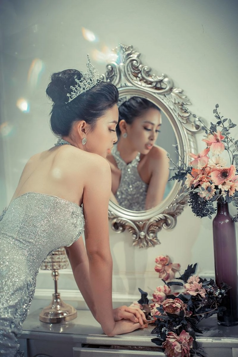 Vừa vào top 30 miss world tiểu vy diện váy xẻ ngực sâu hút khoe vòng một tuyệt mỹ - 7