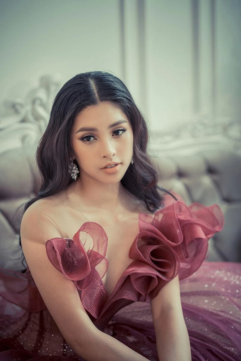 Vừa vào top 30 miss world tiểu vy diện váy xẻ ngực sâu hút khoe vòng một tuyệt mỹ - 9