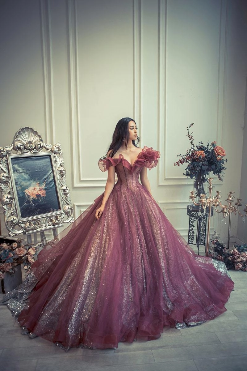 Vừa vào top 30 miss world tiểu vy diện váy xẻ ngực sâu hút khoe vòng một tuyệt mỹ - 11