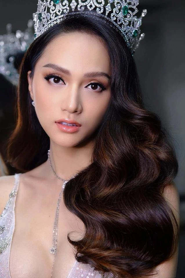 Xinh đẹp như búp bê nhưng hương giang lại lộ vòng 1 méo mó vì diện váy xẻ bạo - 1