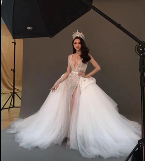 Xinh đẹp như búp bê nhưng hương giang lại lộ vòng 1 méo mó vì diện váy xẻ bạo - 3