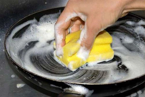 8 sai lầm biến chảo chống dính thành ổ độc 99 gia đình việt đều mắc mà không biết - 1