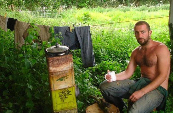 Bị người yêu đá chàng trai bỏ phố vào rừng sống nhìn căn nhà mà choáng ngợp - 1