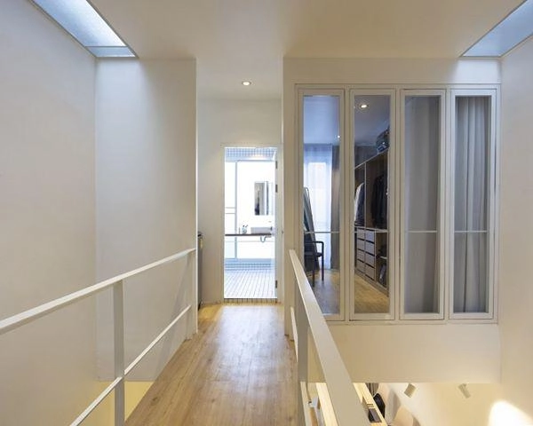 Căn nhà hình ống tăm tối bỗng lột xác nhờ thiết kế đơn giản hiện đại - 15