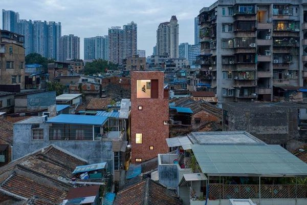 Căn nhà một mình một kiểu nổi bật giữa khu phố toàn nhà cổ - 1