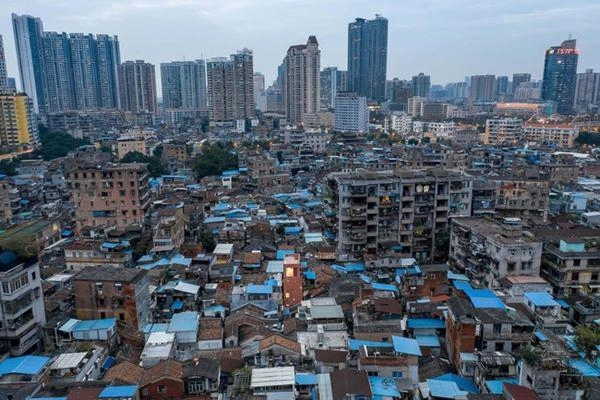 Căn nhà một mình một kiểu nổi bật giữa khu phố toàn nhà cổ - 3