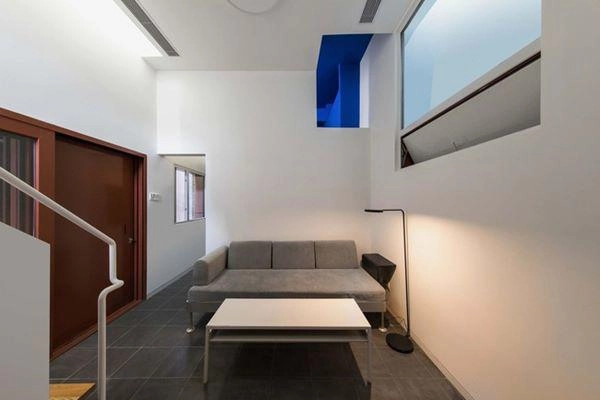 Căn nhà một mình một kiểu nổi bật giữa khu phố toàn nhà cổ - 9