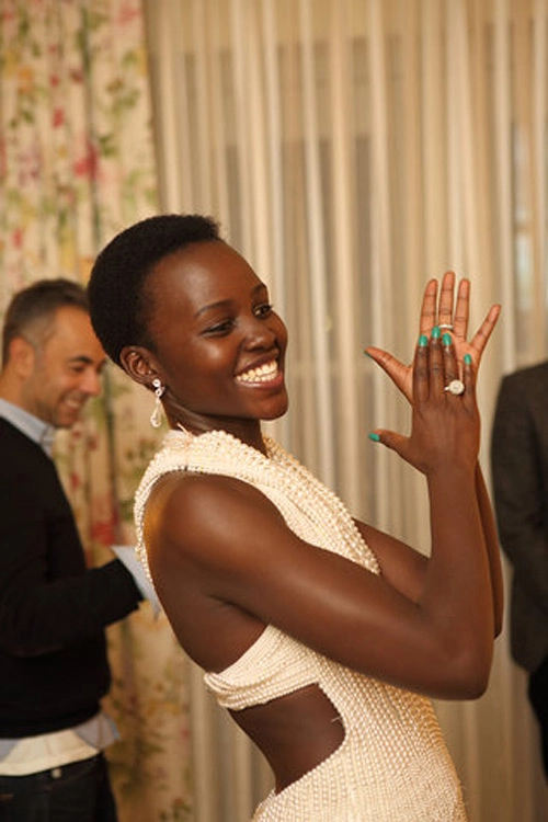 Chiếc váy 6000 viên ngọc trai của lupita nyongo bị mất cắp - 13