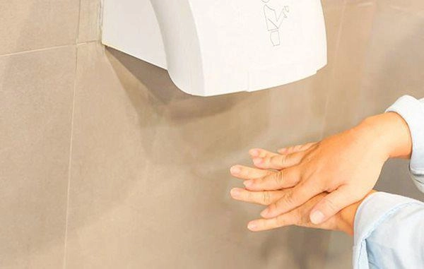 Cho con dùng máy sấy tay nơi công cộng chuyên gia thảng thốt vì lỗi sai gây hại - 1