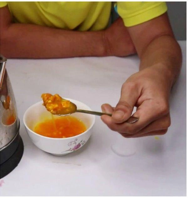 Cốc chén xỉn màu cũng trắng tinh như mới sau 2 phút nhờ thứ mạnh gấp 10 lần xà phòng - 2