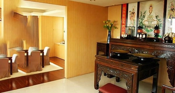 Đặt bàn thờ trên nóc tủ và những lỗi sai tai hại khiến tiền bạc đội nón ra đi - 4