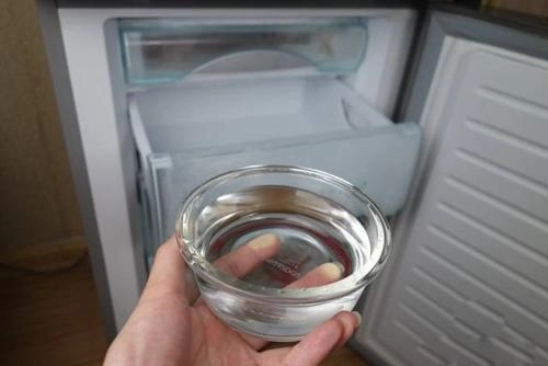Đây là lý do cực hay khiến chị em mách nhau đặt bát nước trong tủ lạnh mỗi buổi tối - 1