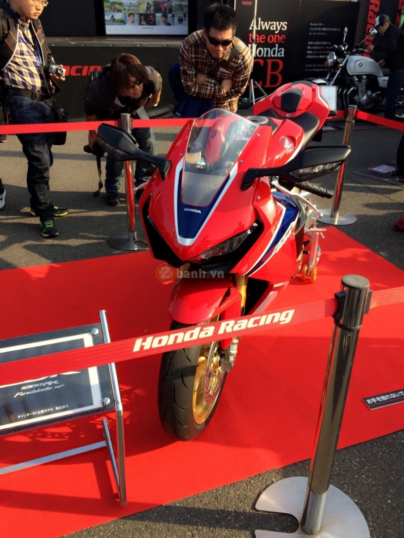 Honda cbr1000rr fireblade 2017 sẽ được bán với giá từ 17000 usd - 3