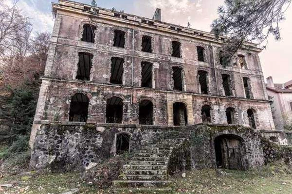 Khung cảnh ám ảnh tại những dinh thự bỏ hoang từng là biểu tượng của sự giàu có - 11