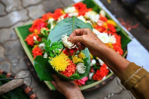 Lỗi chọn hoa cúng vía thần tài khiến gia chủ mua 10 cây vàng vẫn xôi hỏng bỏng không - 2