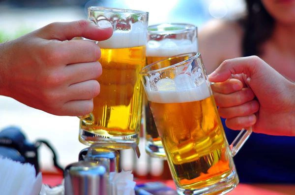 Mang bia đổ vào nhà vệ sinh tưởng phí của trời ai ngờ phát hiện tuyệt chiêu bất ngờ - 2